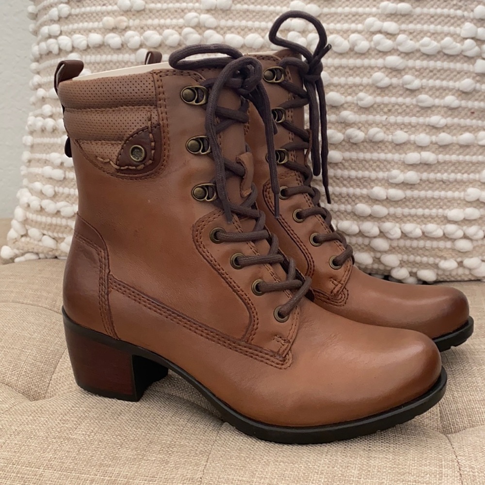 EARTH Lace up booties.
